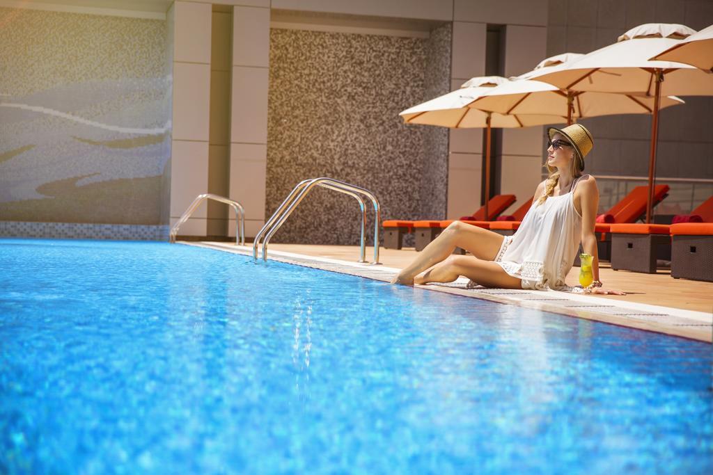 다운타운 로타나 호텔 마나마 외부 사진 The swimming pool at the hotel