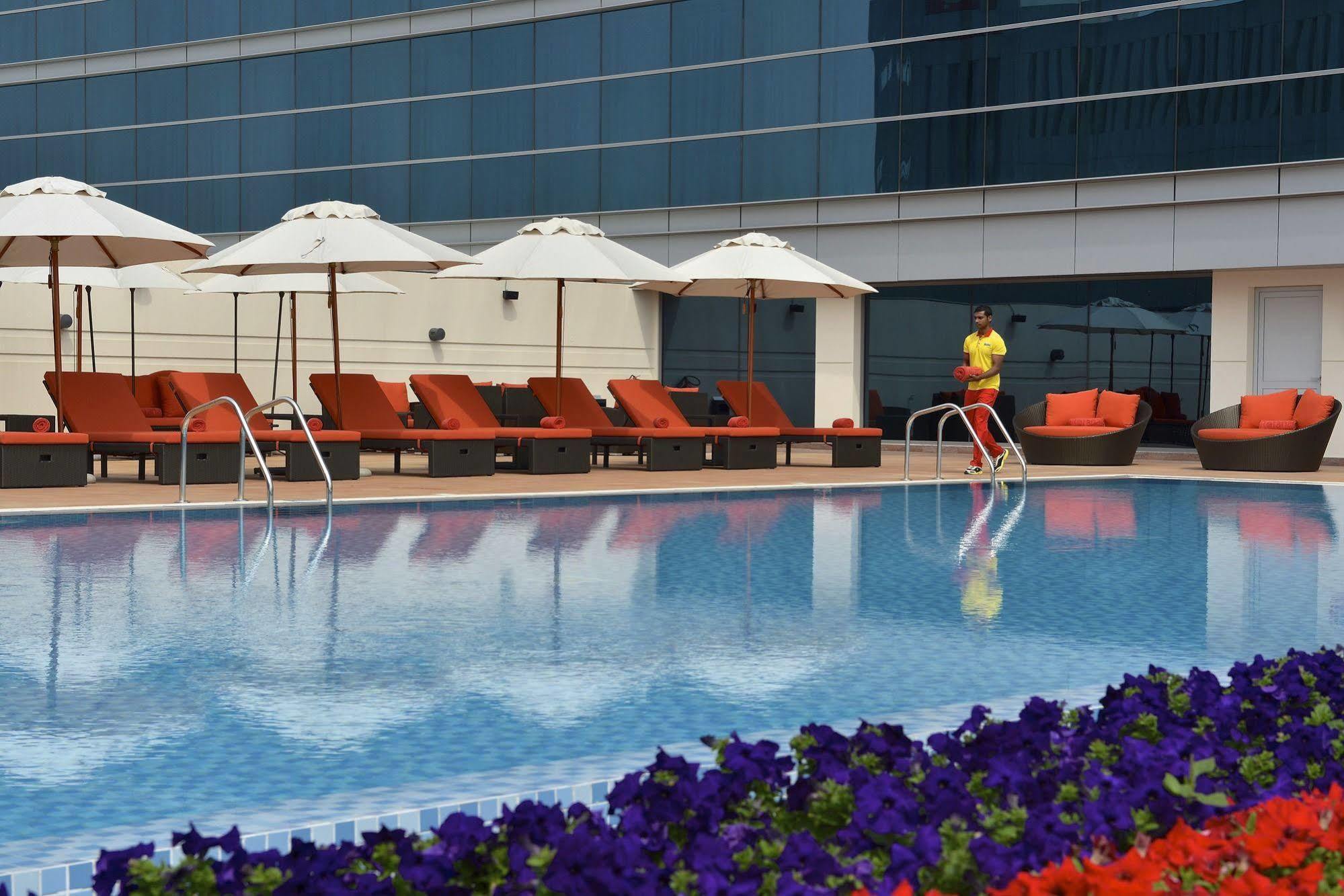 다운타운 로타나 호텔 마나마 외부 사진 The pool at the hotel